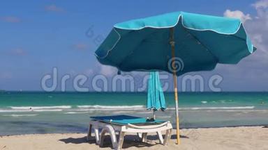 夏日浅蓝色雨伞迈阿密南海滩4k美国